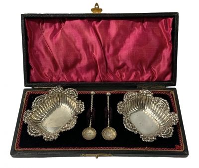 English Sterling Silver Salt Cellars & Spoons Dated 1900/01