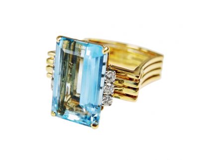 Vintage 15.7ct Aquamarine and Diamond 18kt Ring