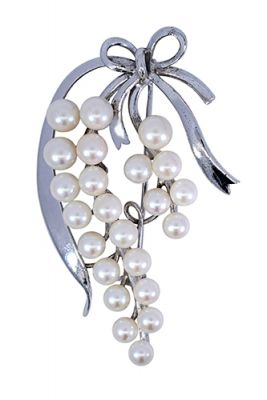 Vintage Cultured Pearl Bow Motif Brooch in Silver