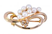 Vintage Cultured Pearl Brooch in 14kt Yellow Gold