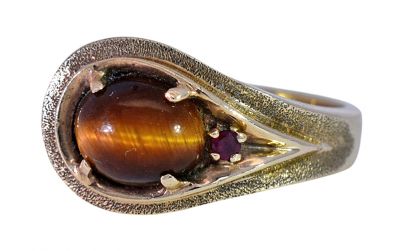 Vintage 2.10ct Tiger's Eye and Ruby Ring in 10kt Yellow Gold