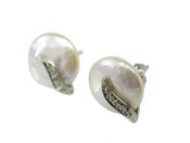 Pearl studs