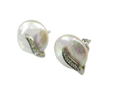 Pearl studs