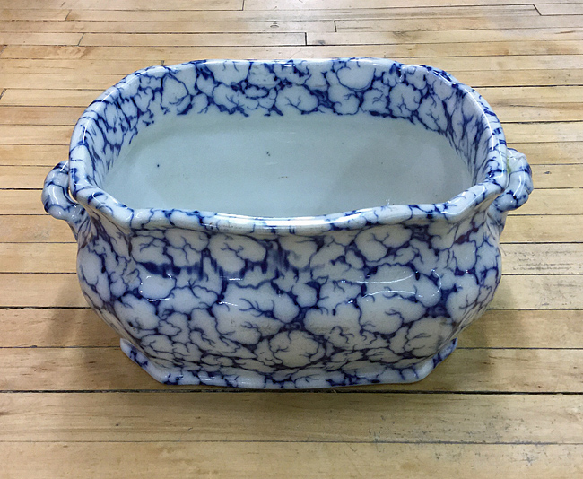 Late_Victorian_Ironstone_Sponge_Decorated_Blue_and_White_Footbath