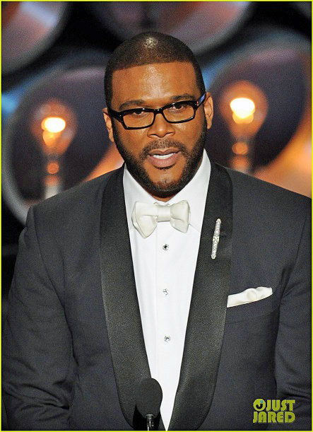 Tyler Perry at the 86th Oscars Wearing A Men's Diamond Brooch - 2014