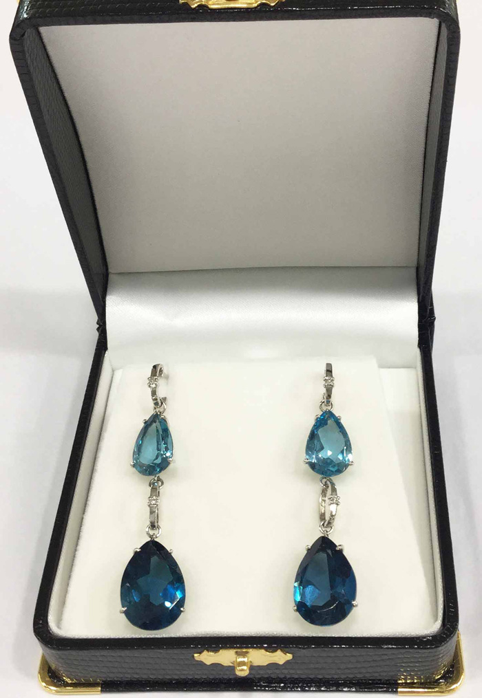 The drop earrings in a box