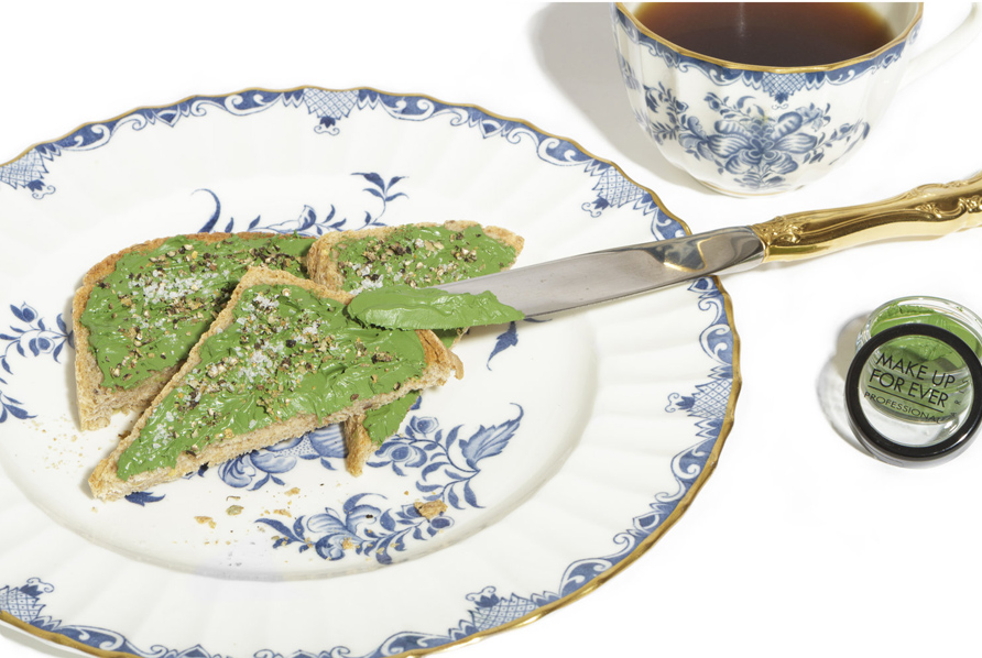 Daphine_Magazine/Dauphine-Magazine-AvacadoSQ-Cynthia-Findlay-Antiques-Gold-plated-derert-knief-tea-cup-and-desert-plate