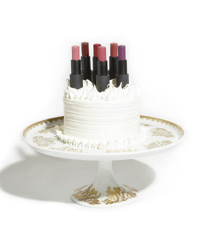 Daphine_Magazine/Dauphine-Magazine-CakeSQ-Cynthia-Findlay-Antiques-Cake-Plate